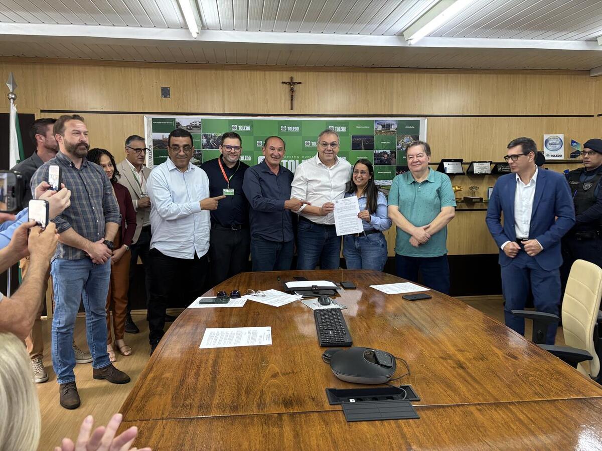 Solenidade de assinatura do Decreto nº 1.961 foi realizada nesta quinta-feira (13), no Gabinete do Prefeito