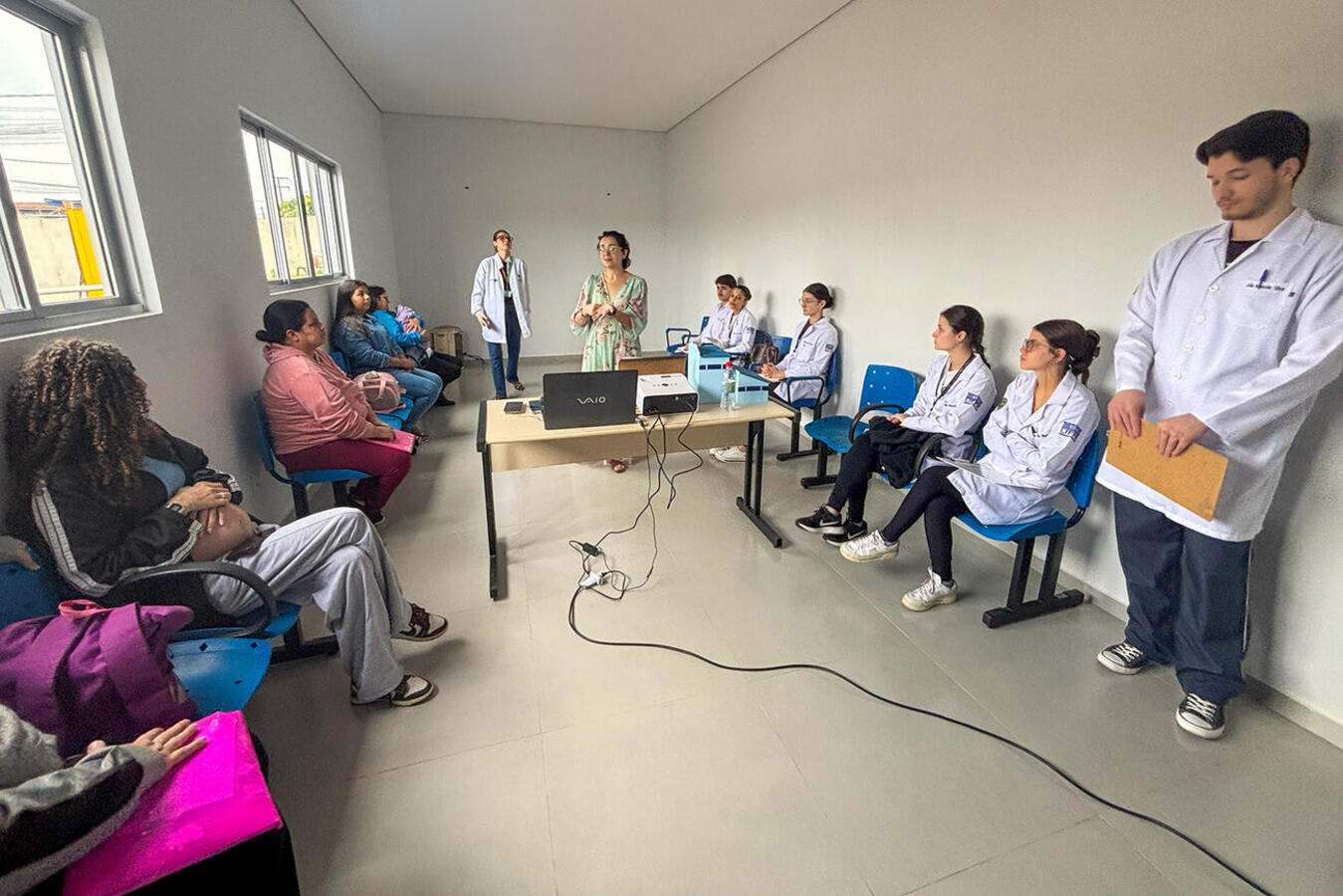 Projeto desenvolvido pela UBS do Santa Clara IV promove reuniões mensais nas quais as mamães expõem suas dificuldades e ouvem conselhos de especialistas