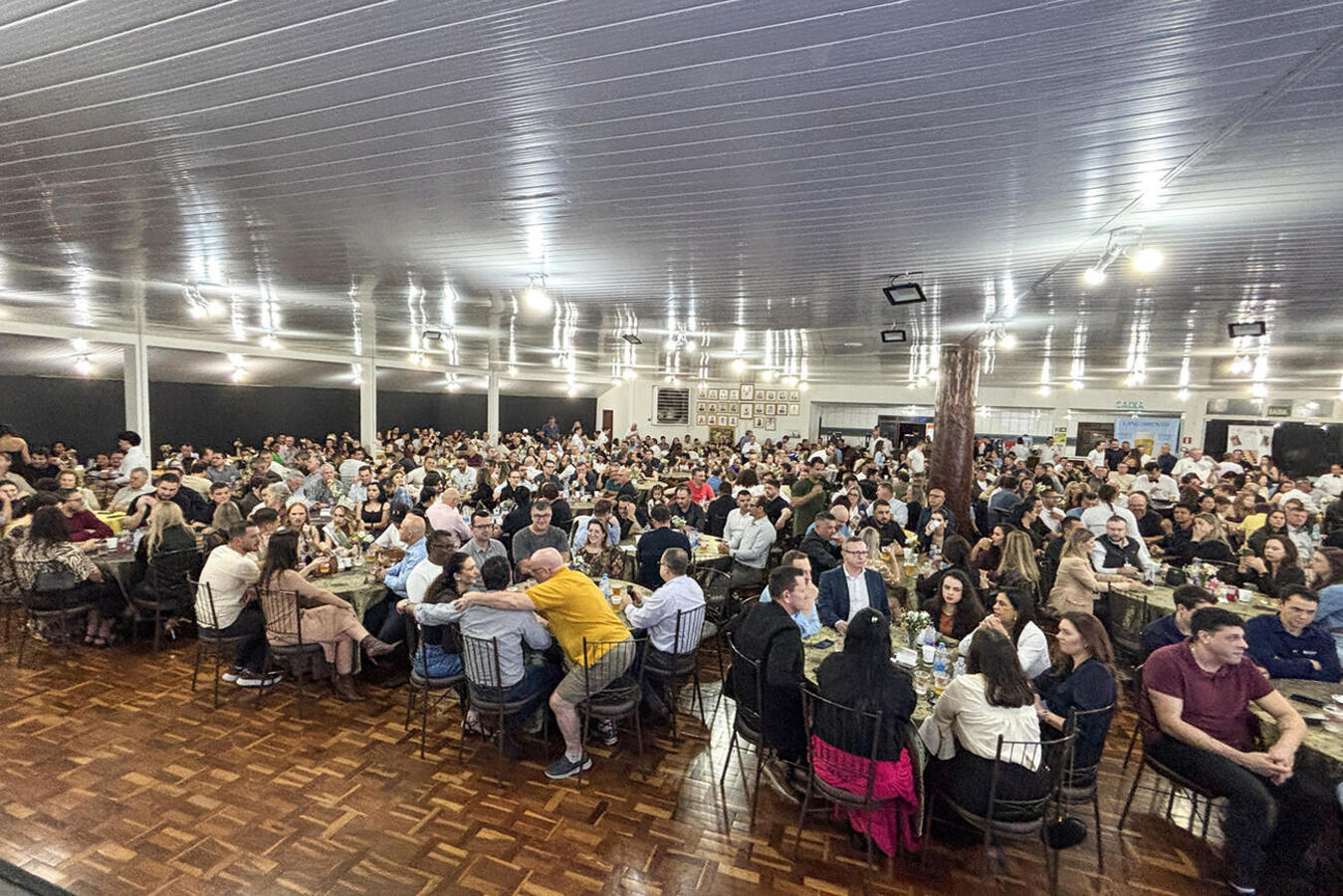 Jantar realizado no Clube Caça e Pesca na última sexta (14) reuniu autoridades e teve desfile das candidatas à Rainha do principal evento gastronômico do município
