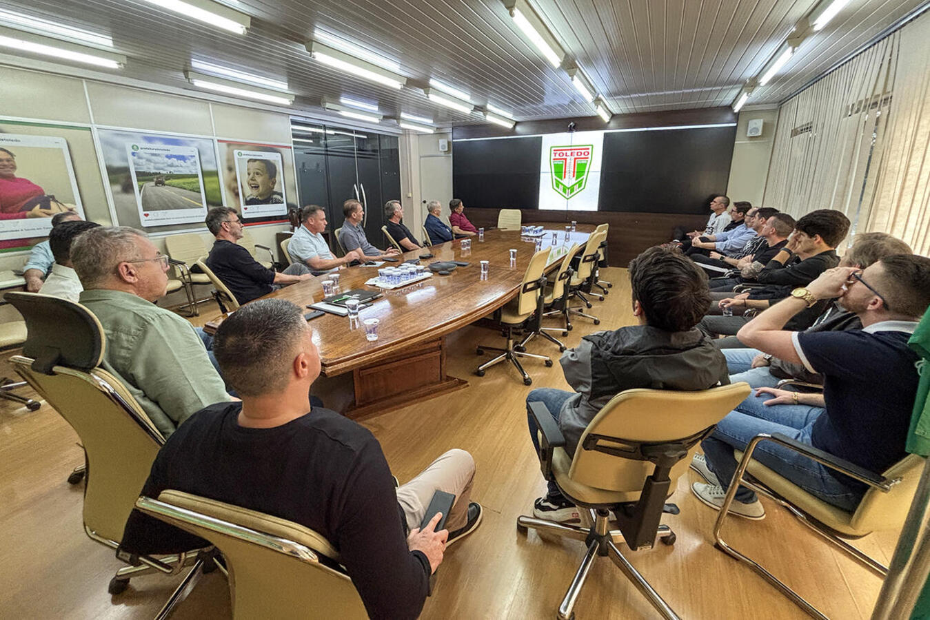 Executivos do Toledo Futsal Clube pediram apoio a proposta detalhada em encontro realizado na Sala de Reuniões do Gabinete do Prefeito, na tarde desta segunda (24)