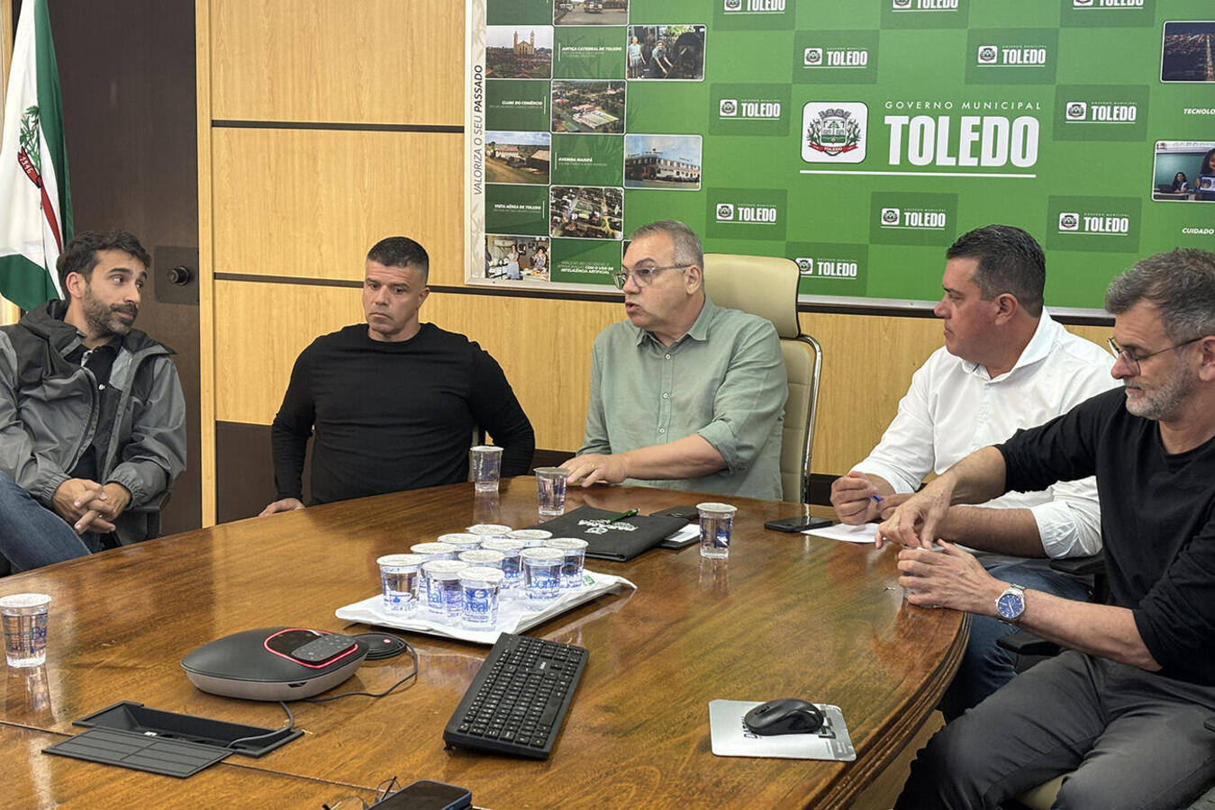 Executivos do Toledo Futsal Clube pediram apoio a proposta detalhada em encontro realizado na Sala de Reuniões do Gabinete do Prefeito, na tarde desta segunda (24)