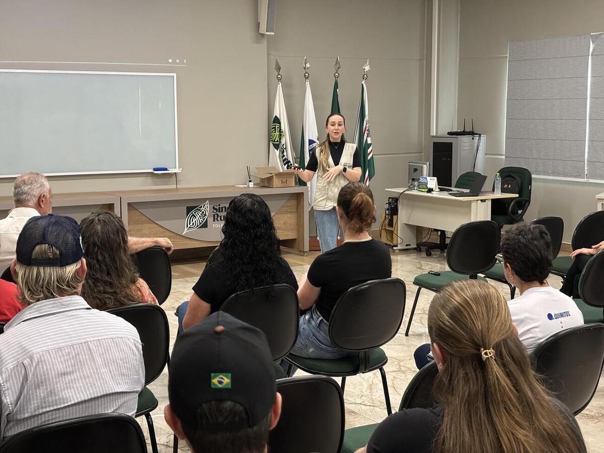 Capacitação realizada nesta sexta-feira (14) reuniu produtores e tratou de cuidados desde o manejo dos animais até a entrega do leite à indústria
