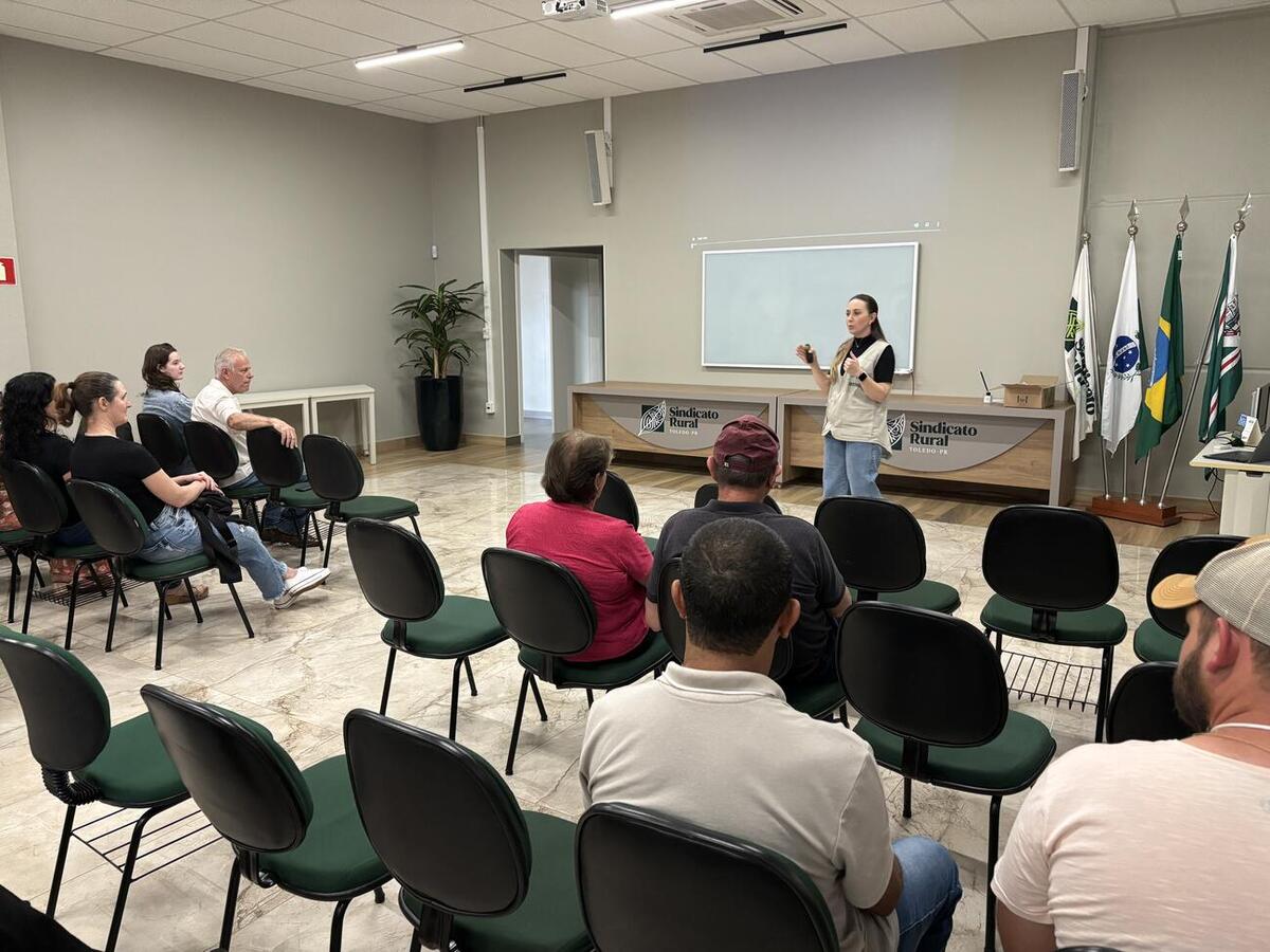 Capacitação realizada nesta sexta-feira (14) reuniu produtores e tratou de cuidados desde o manejo dos animais até a entrega do leite à indústria