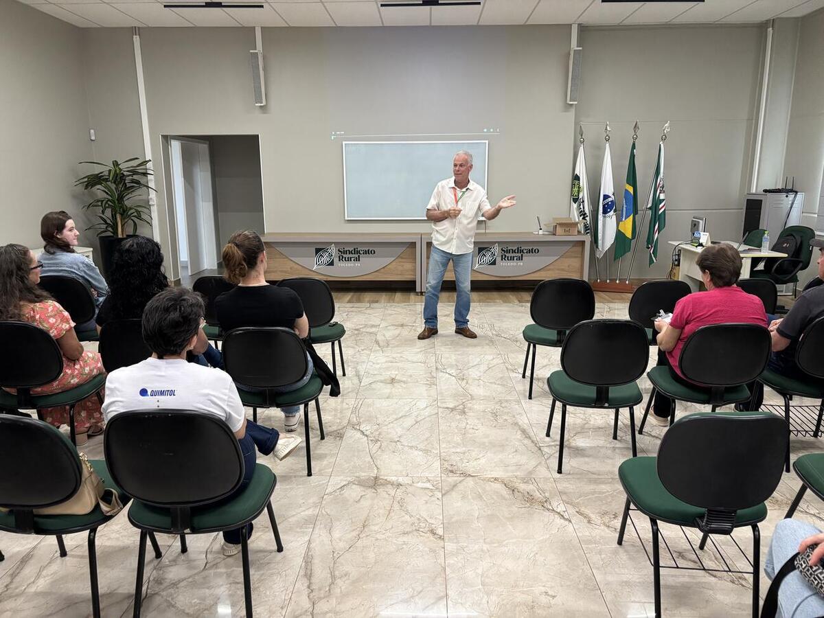 Capacitação realizada nesta sexta-feira (14) reuniu produtores e tratou de cuidados desde o manejo dos animais até a entrega do leite à indústria