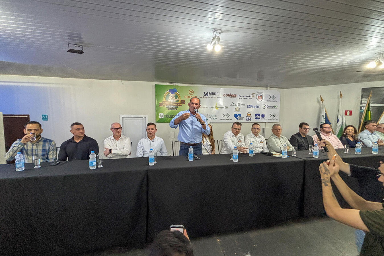 Jantar realizado no Clube Caça e Pesca na última sexta (14) reuniu autoridades e teve desfile das candidatas à Rainha do principal evento gastronômico do município