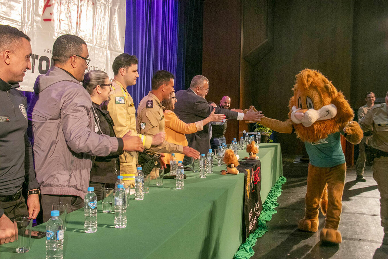 Formatura do Programa Educacional de Resistência às Drogas e à Violência realizada no Teatro Municipal, na manhã desta quarta (26), foi prestigiada por várias autoridades