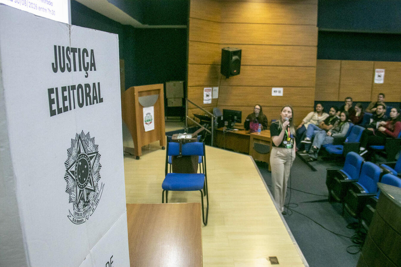 Servidores que trabalharão no pleito, marcado para o próximo dia 30, participaram de encontro realizado na tarde desta segunda-feira (24) no Auditório Acary OIiveira 