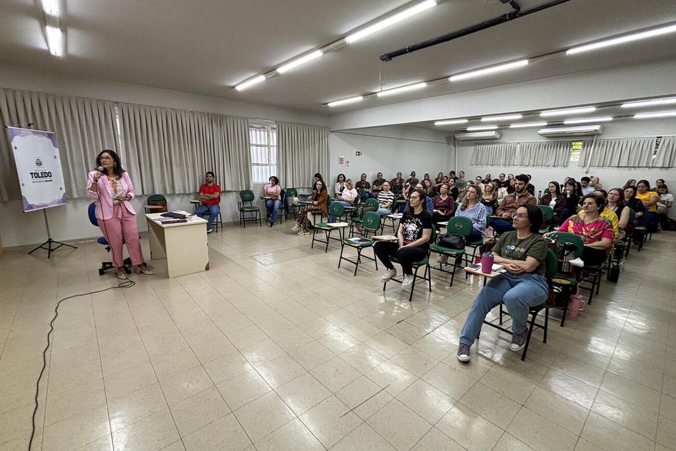 Secretária da Mulher, Eliane Bombardelli, ministrou, na manhã desta sexta (28) a primeira palestra voltada a servidores públicos municipais e membros de conselhos