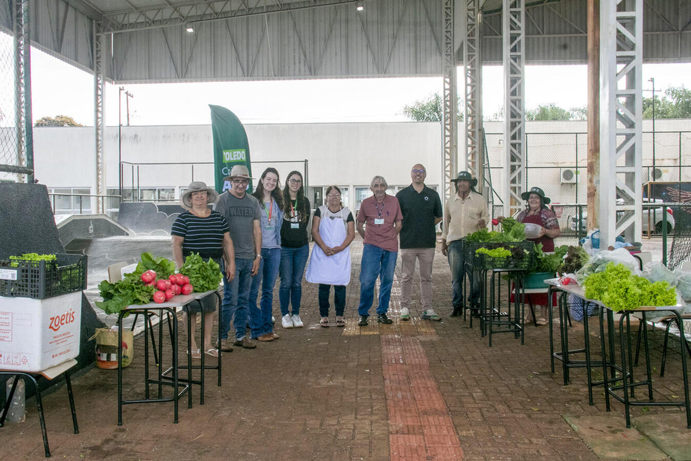 Integrantes do projeto comercializaram verduras e legumes para moradores da região do Santa Clara IV em ação realizada na manhã desta quarta (5) no Cras V