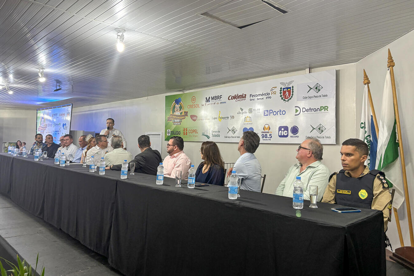 Jantar realizado no Clube Caça e Pesca na última sexta (14) reuniu autoridades e teve desfile das candidatas à Rainha do principal evento gastronômico do município