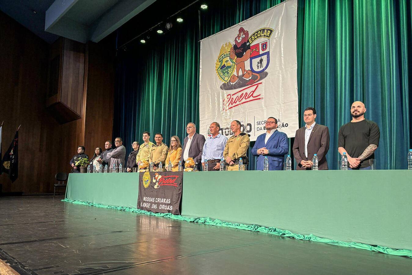 Formatura do Programa Educacional de Resistência às Drogas e à Violência realizada no Teatro Municipal, na manhã desta quarta (26), foi prestigiada por várias autoridades