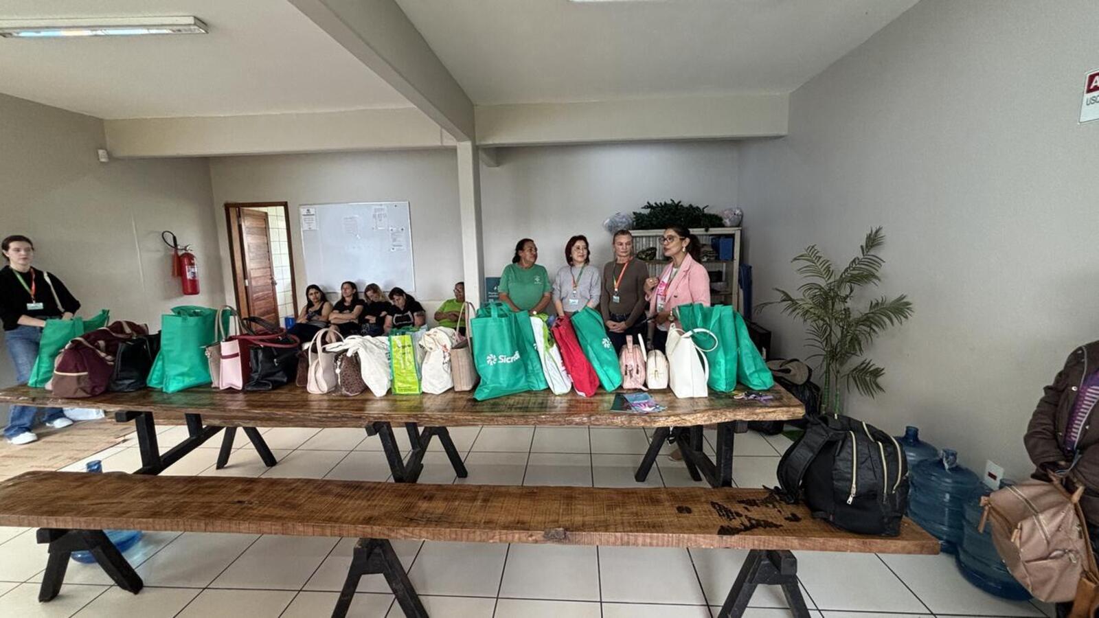 Kits foram arrecadados durante o evento Toodas no Agro e entregues pela Secretaria da Mulher em parceria com a Secretaria de Agricultura e Proteína Animal