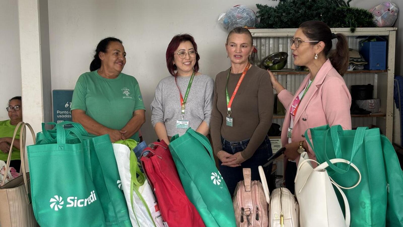Kits foram arrecadados durante o evento Toodas no Agro e entregues pela Secretaria da Mulher em parceria com a Secretaria de Agricultura e Proteína Animal
