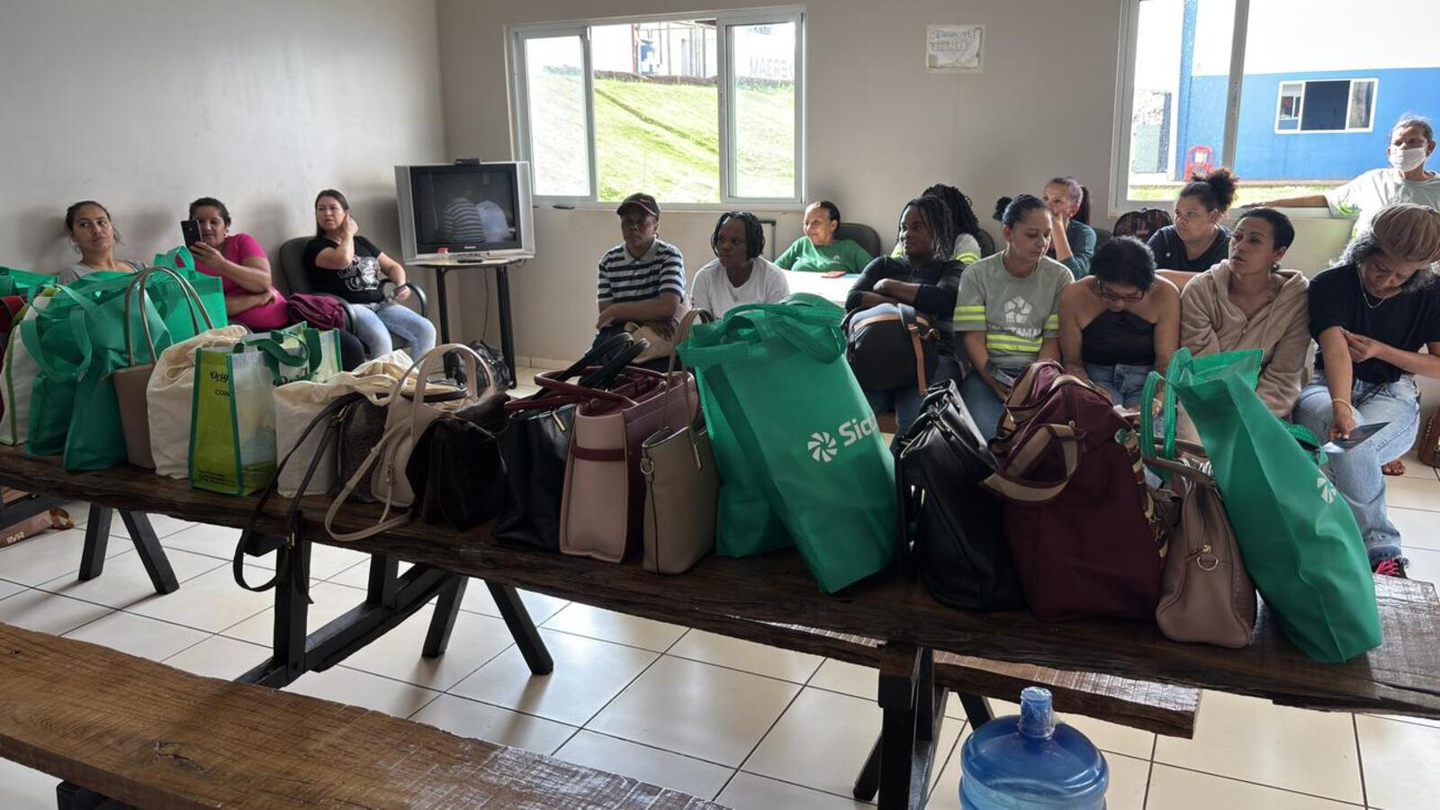 Kits foram arrecadados durante o evento Toodas no Agro e entregues pela Secretaria da Mulher em parceria com a Secretaria de Agricultura e Proteína Animal