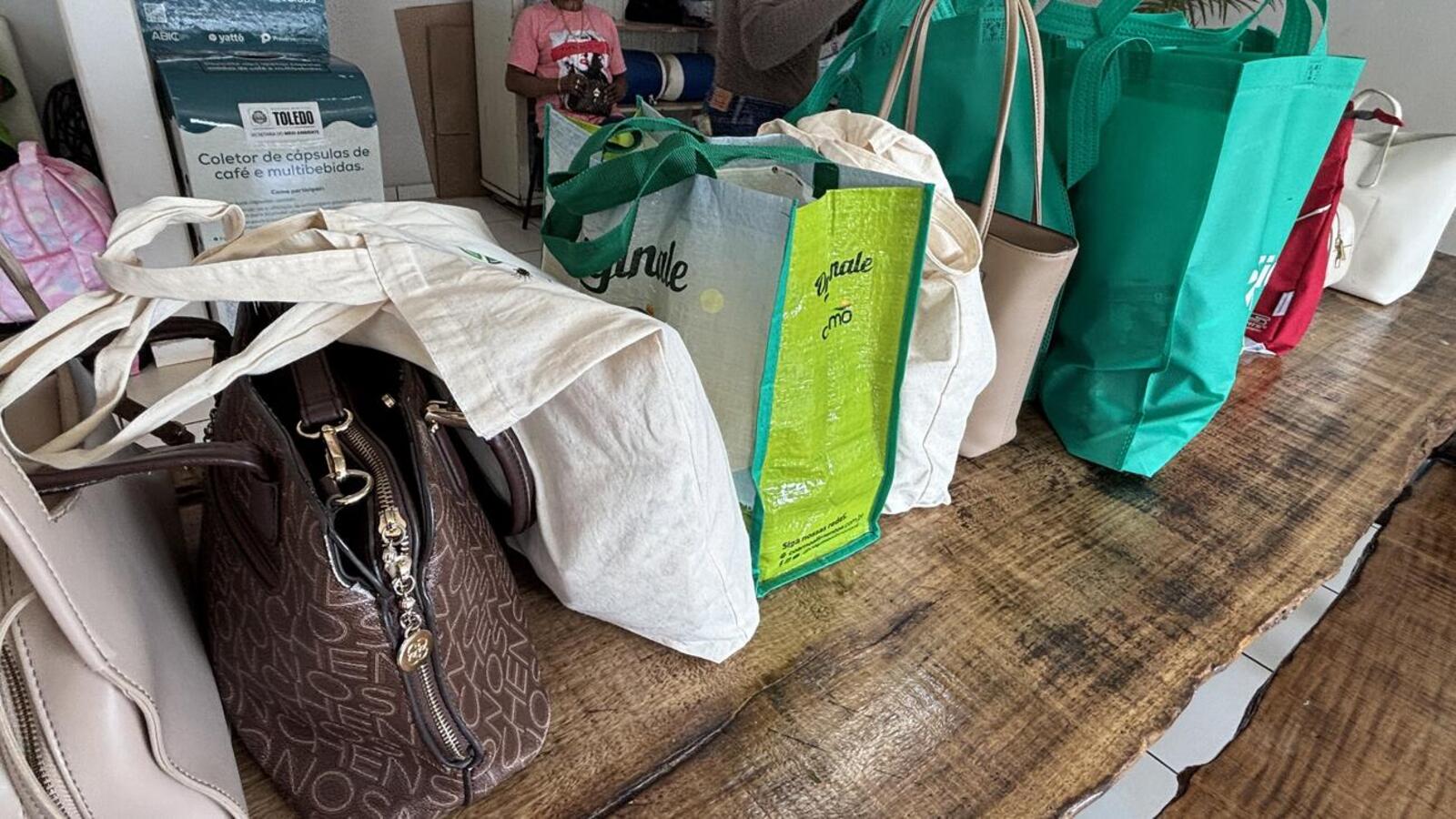Kits foram arrecadados durante o evento Toodas no Agro e entregues pela Secretaria da Mulher em parceria com a Secretaria de Agricultura e Proteína Animal