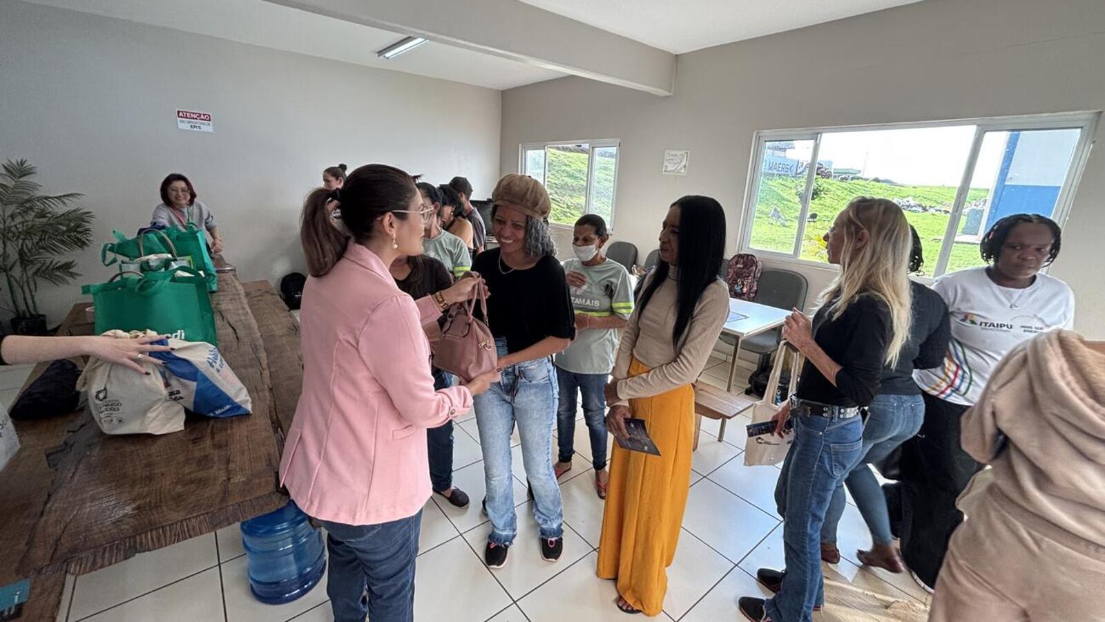 Kits foram arrecadados durante o evento Toodas no Agro e entregues pela Secretaria da Mulher em parceria com a Secretaria de Agricultura e Proteína Animal