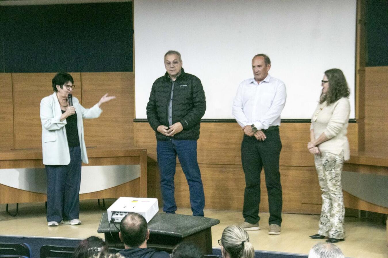 Encontro reuniu gestores das redes municipal, estadual e privada e teve entrega simbólica de equipamentos para 18 escolas municipais
