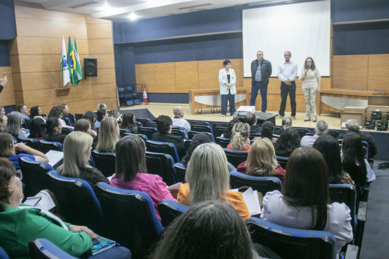 Encontro reuniu gestores das redes municipal, estadual e privada e teve entrega simbólica de equipamentos para 18 escolas municipais
