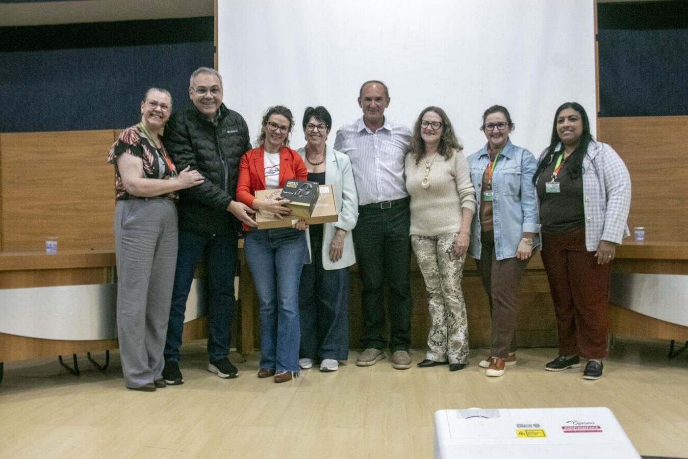Encontro reuniu gestores das redes municipal, estadual e privada e teve entrega simbólica de equipamentos para 18 escolas municipais