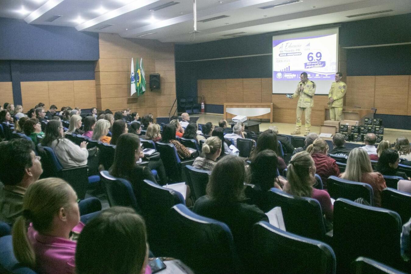 Encontro reuniu gestores das redes municipal, estadual e privada e teve entrega simbólica de equipamentos para 18 escolas municipais