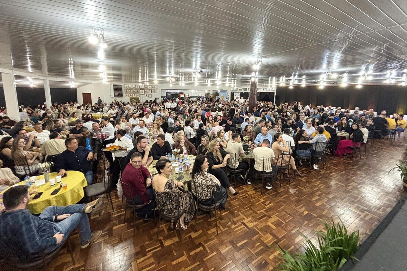 Jantar realizado no Clube Caça e Pesca na última sexta (14) reuniu autoridades e teve desfile das candidatas à Rainha do principal evento gastronômico do município