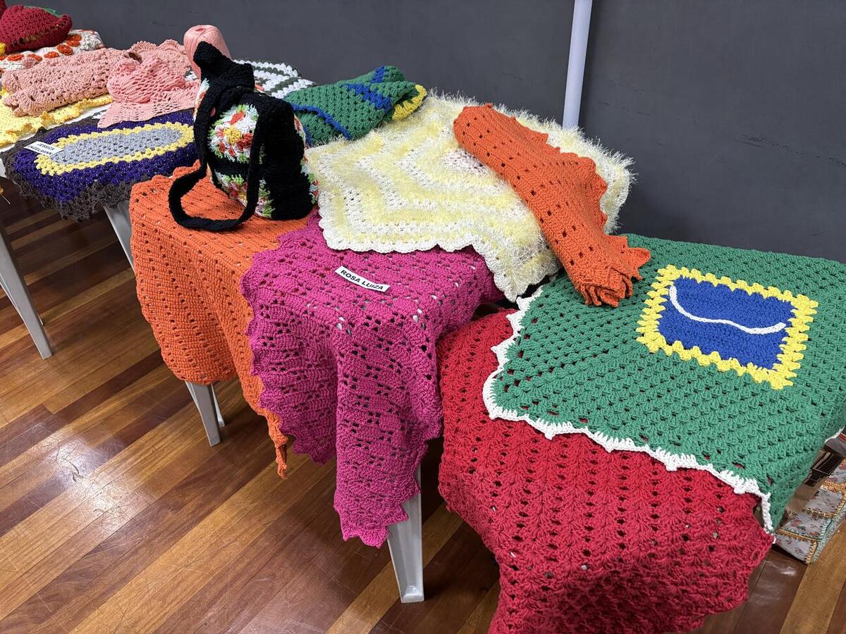 Participantes dos cursos de crochê e artesanato em vidros do CEU das Artes apresentaram seus trabalhos no encerramento do semestre