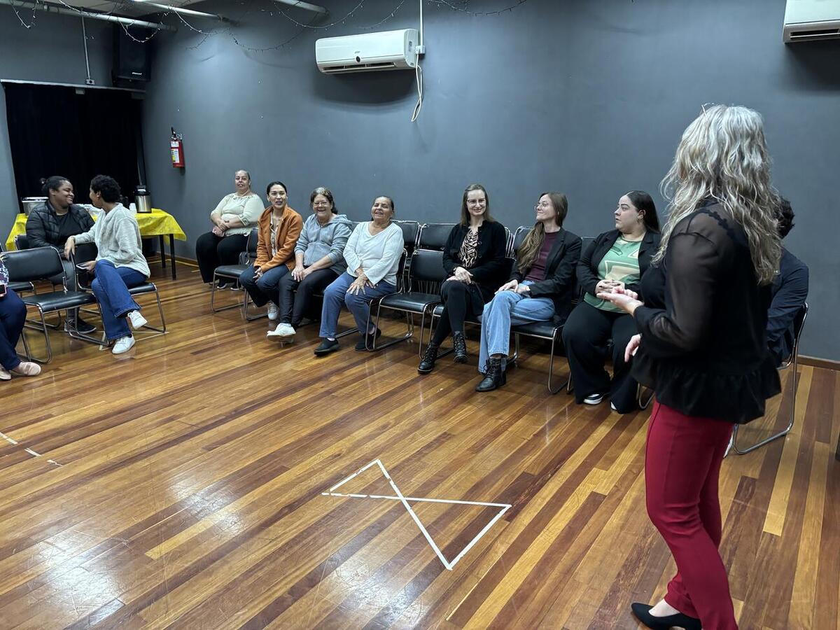 Participantes dos cursos de crochê e artesanato em vidros do CEU das Artes apresentaram seus trabalhos no encerramento do semestre