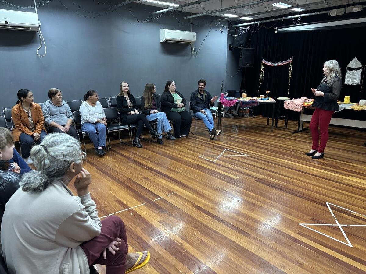 Participantes dos cursos de crochê e artesanato em vidros do CEU das Artes apresentaram seus trabalhos no encerramento do semestre