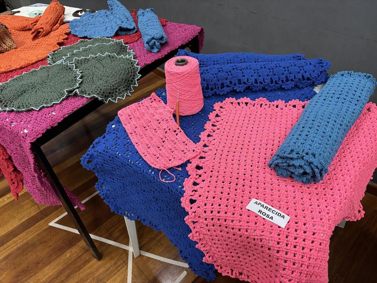 Participantes dos cursos de crochê e artesanato em vidros do CEU das Artes apresentaram seus trabalhos no encerramento do semestre