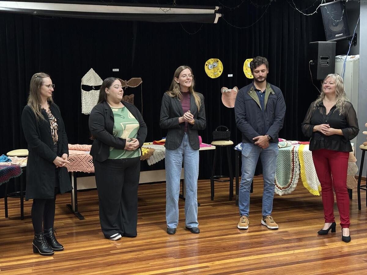 Participantes dos cursos de crochê e artesanato em vidros do CEU das Artes apresentaram seus trabalhos no encerramento do semestre