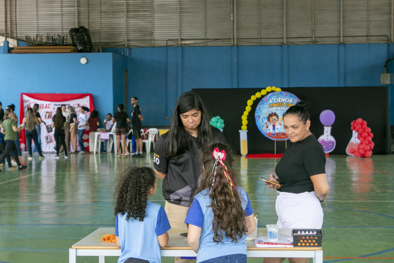 Atividade reuniu 14 trabalhos científicos elaborados por aproximadamente 300 alunos do 3º ao 5º ano