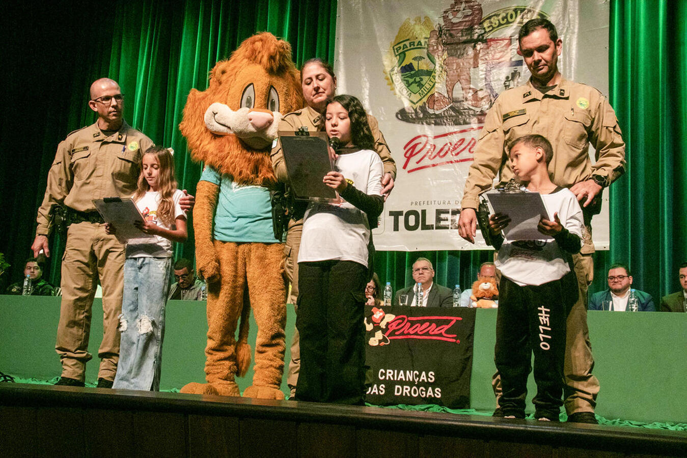 Formatura do Programa Educacional de Resistência às Drogas e à Violência realizada no Teatro Municipal, na manhã desta quarta (26), foi prestigiada por várias autoridades