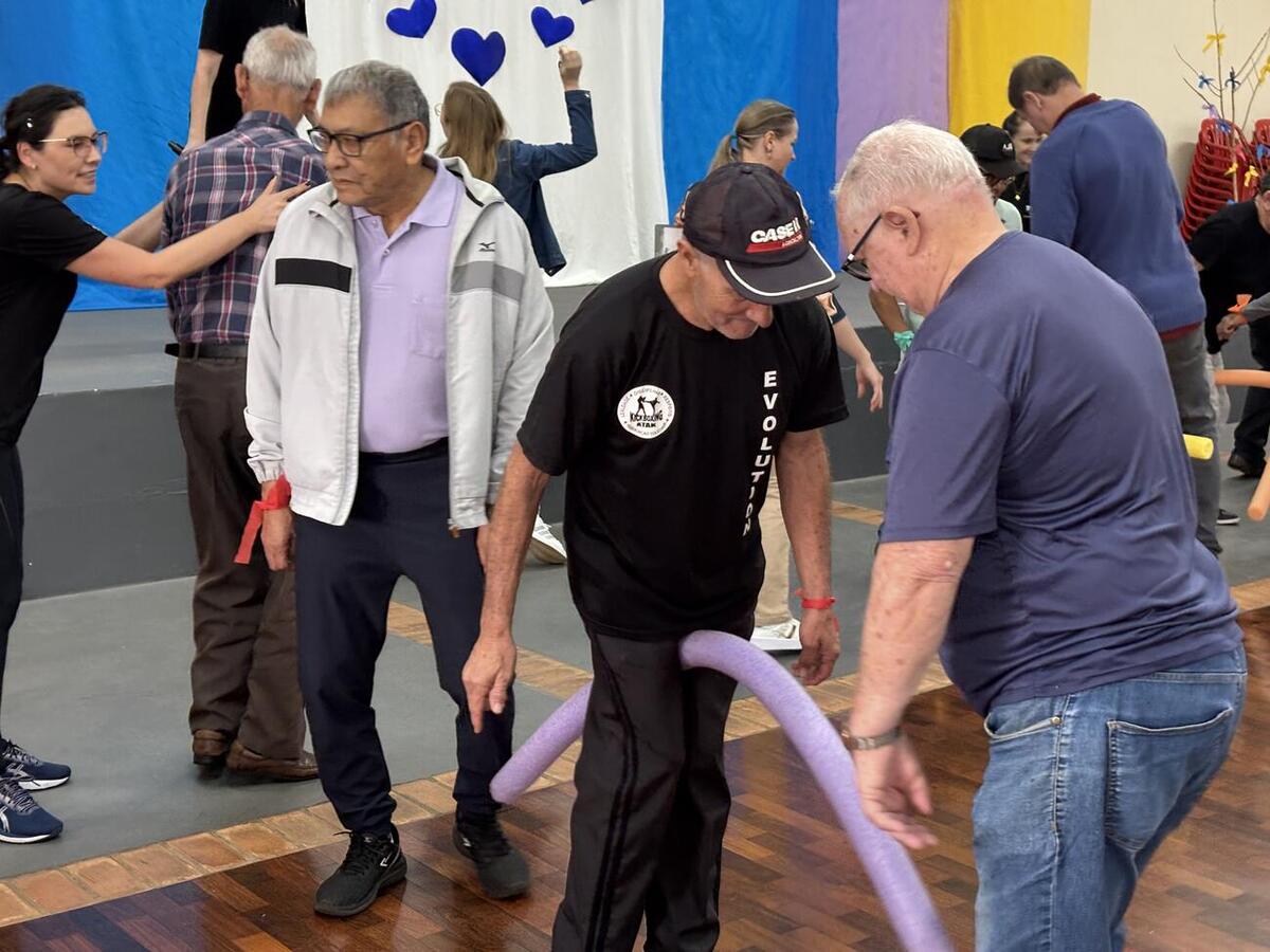 Atividade exclusiva para homens, realizada na manhã desta quarta-feira (5), contou com brincadeiras em equipe, homenagens, danças e café da manhã