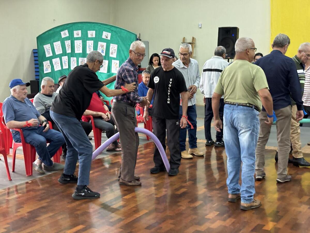 Atividade exclusiva para homens, realizada na manhã desta quarta-feira (5), contou com brincadeiras em equipe, homenagens, danças e café da manhã