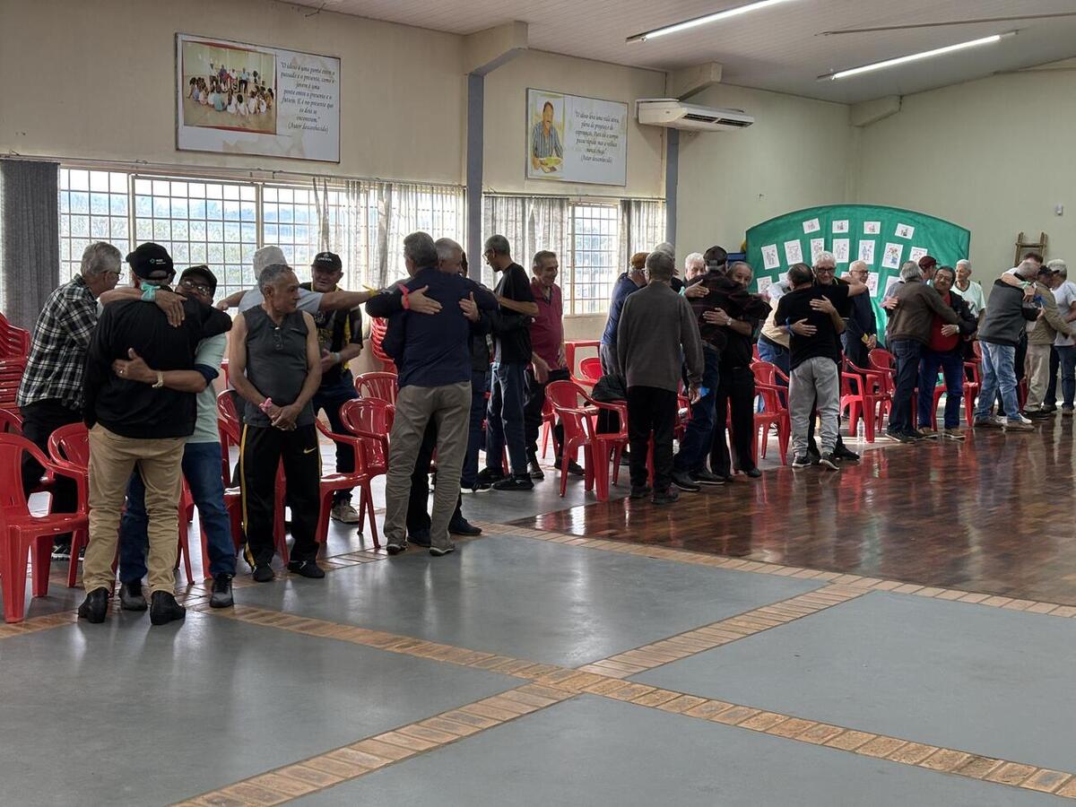 Atividade exclusiva para homens, realizada na manhã desta quarta-feira (5), contou com brincadeiras em equipe, homenagens, danças e café da manhã