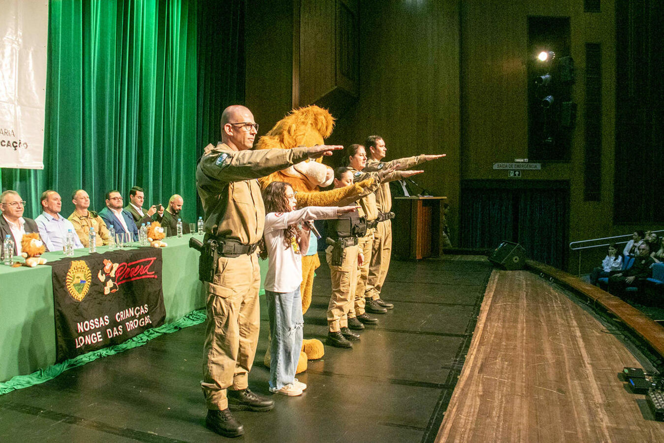 Formatura do Programa Educacional de Resistência às Drogas e à Violência realizada no Teatro Municipal, na manhã desta quarta (26), foi prestigiada por várias autoridades