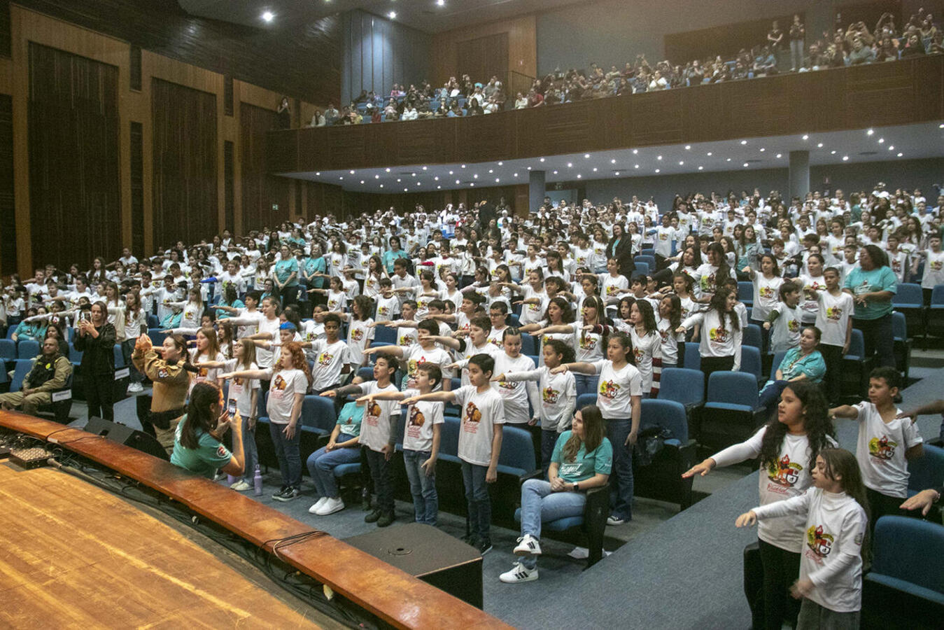 Formatura do Programa Educacional de Resistência às Drogas e à Violência realizada no Teatro Municipal, na manhã desta quarta (26), foi prestigiada por várias autoridades