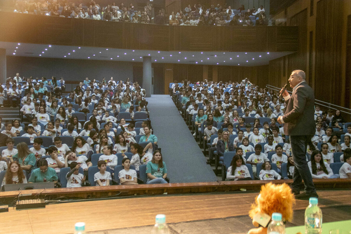 Formatura do Programa Educacional de Resistência às Drogas e à Violência realizada no Teatro Municipal, na manhã desta quarta (26), foi prestigiada por várias autoridades