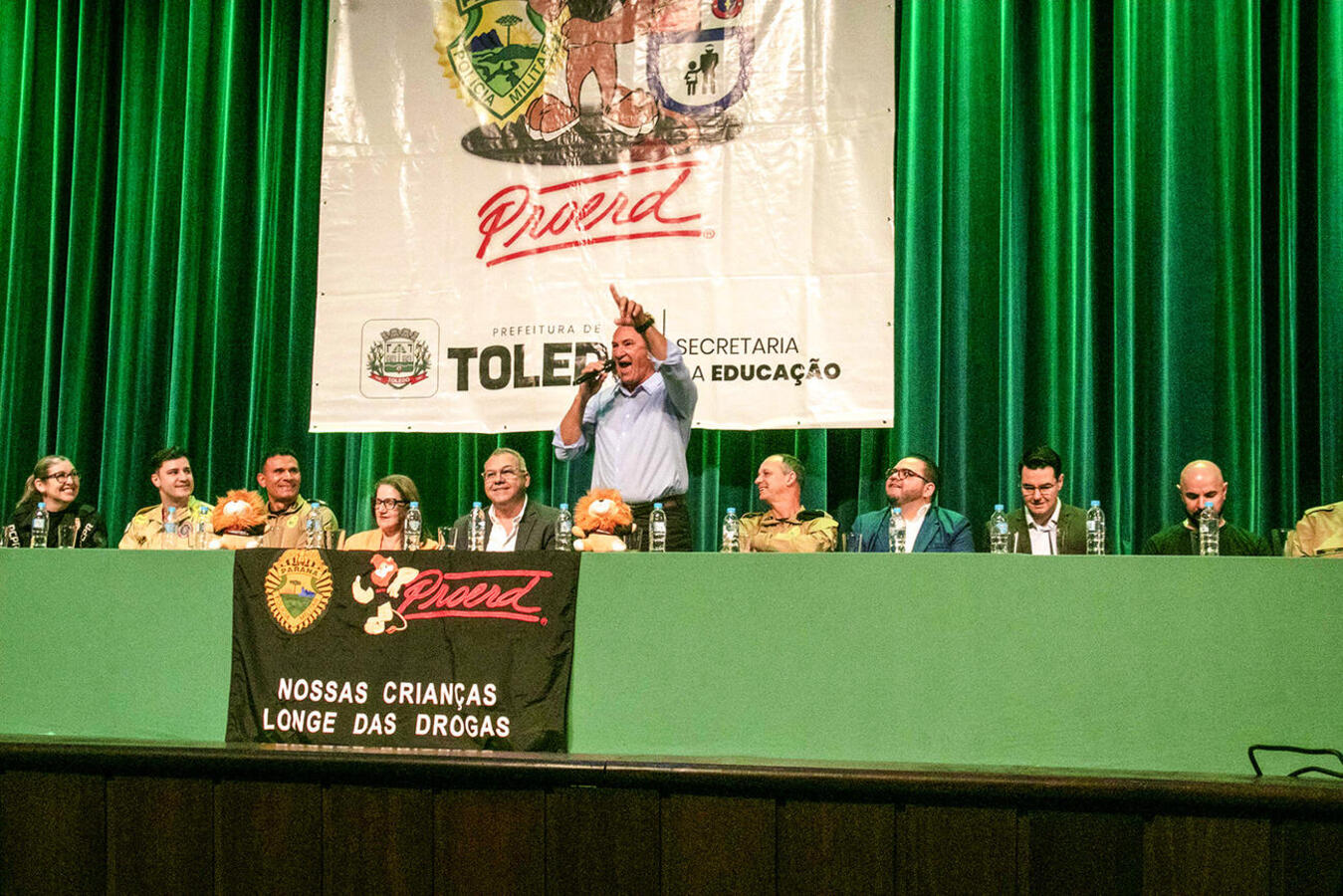Formatura do Programa Educacional de Resistência às Drogas e à Violência realizada no Teatro Municipal, na manhã desta quarta (26), foi prestigiada por várias autoridades