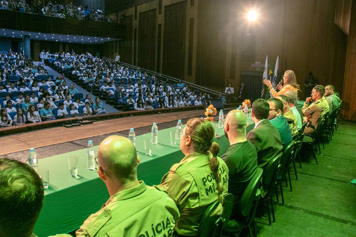 Formatura do Programa Educacional de Resistência às Drogas e à Violência realizada no Teatro Municipal, na manhã desta quarta (26), foi prestigiada por várias autoridades