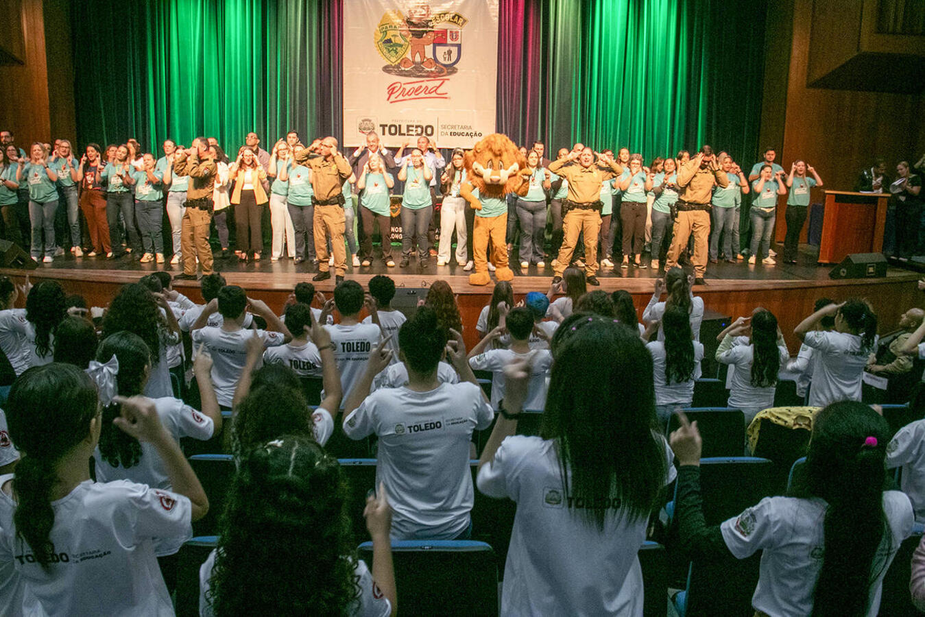 Formatura do Programa Educacional de Resistência às Drogas e à Violência realizada no Teatro Municipal, na manhã desta quarta (26), foi prestigiada por várias autoridades