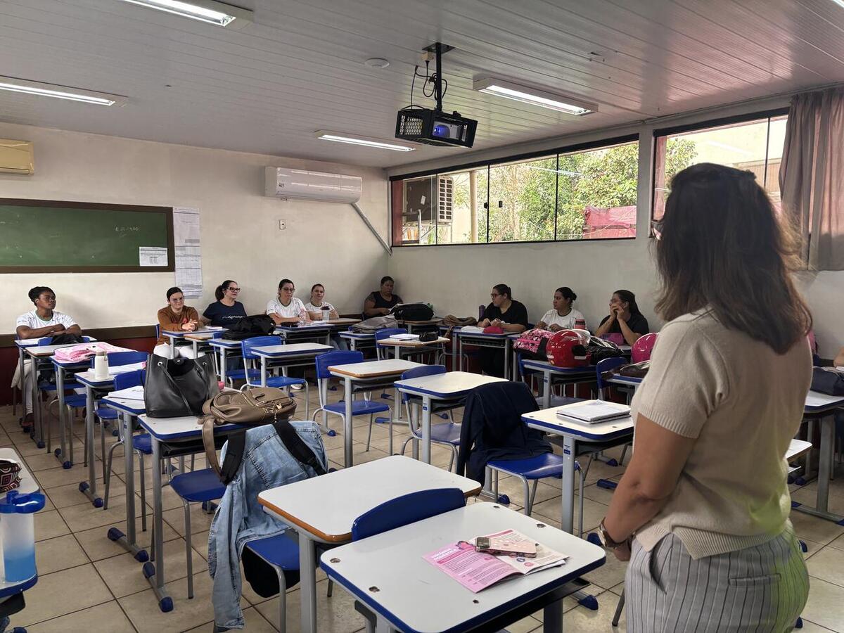 Ação da Secretaria da Mulher foi realizada no Colégio Estadual Dario Vellozo e abordou formas de violência e canais de denúncia