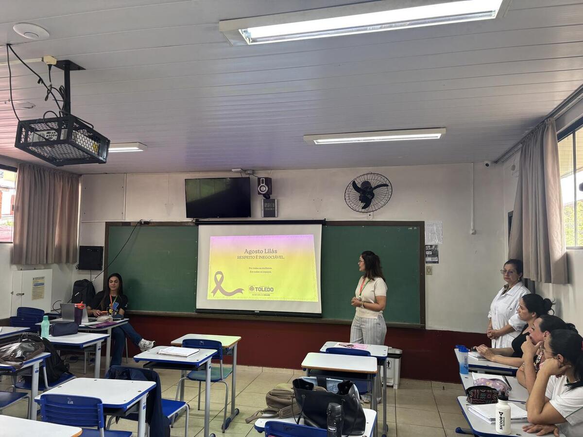 Ação da Secretaria da Mulher foi realizada no Colégio Estadual Dario Vellozo e abordou formas de violência e canais de denúncia