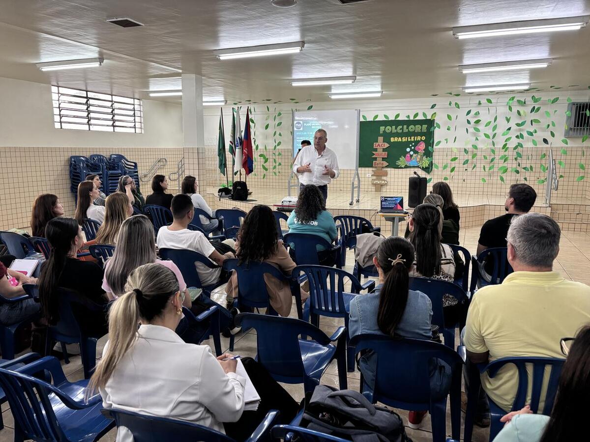 Encontro na noite desta quarta (26), na Escola Arsênio Heiss, reuniu representantes de diferentes segmentos para organizar as etapas de construção do documento