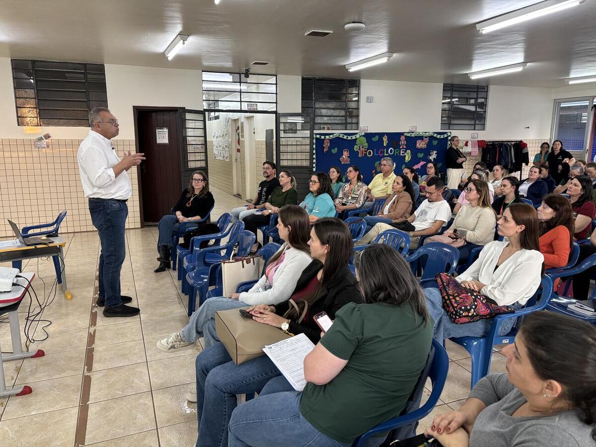 Encontro na noite desta quarta (26), na Escola Arsênio Heiss, reuniu representantes de diferentes segmentos para organizar as etapas de construção do documento