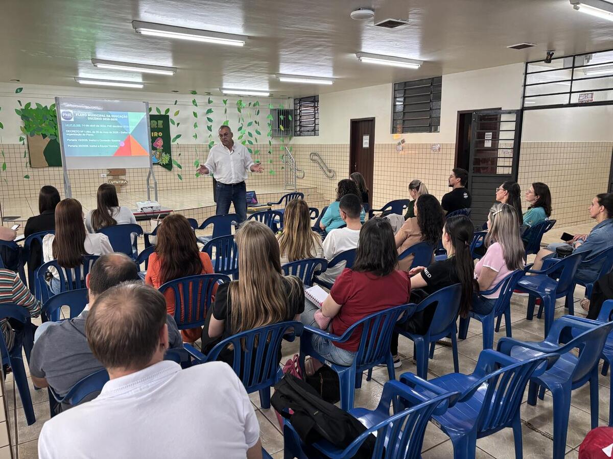 Encontro na noite desta quarta (26), na Escola Arsênio Heiss, reuniu representantes de diferentes segmentos para organizar as etapas de construção do documento