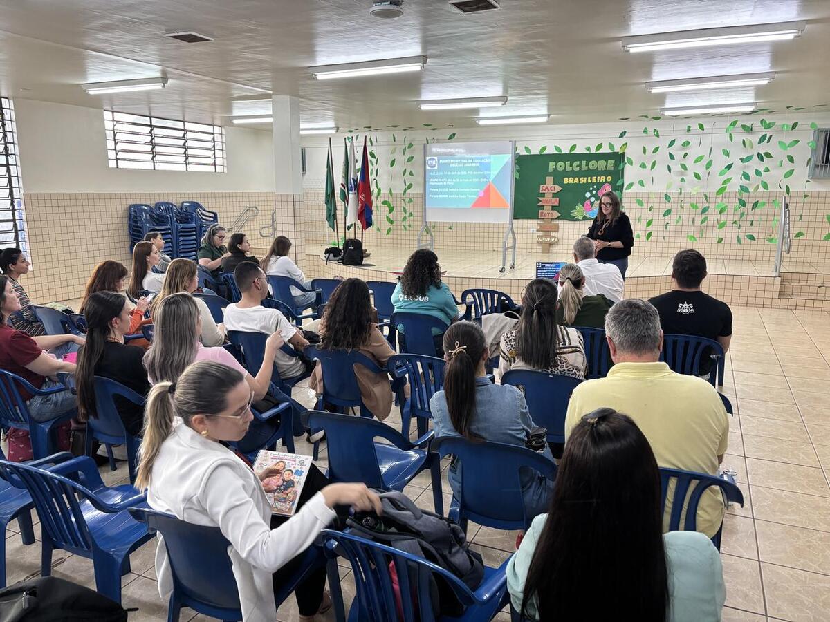 Encontro na noite desta quarta (26), na Escola Arsênio Heiss, reuniu representantes de diferentes segmentos para organizar as etapas de construção do documento