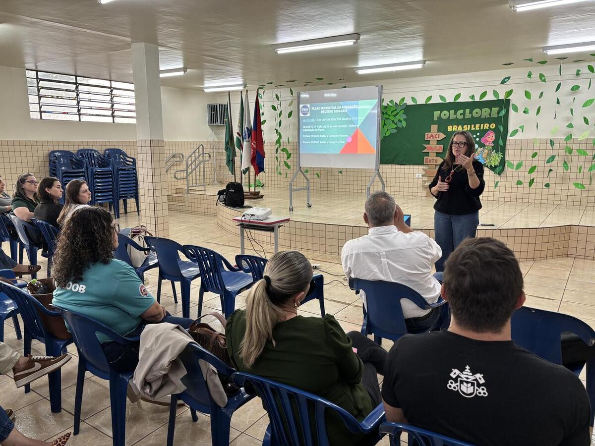 Encontro na noite desta quarta (26), na Escola Arsênio Heiss, reuniu representantes de diferentes segmentos para organizar as etapas de construção do documento