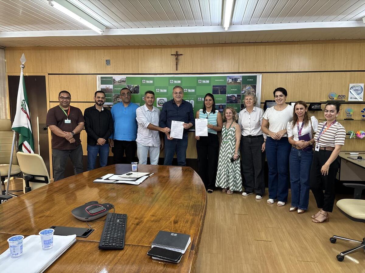 Medidas tratam da comercialização de itens de identificação de pessoas com deficiência e da capacitação prática de jovens vinculados ao Programa Jovem Aprendiz