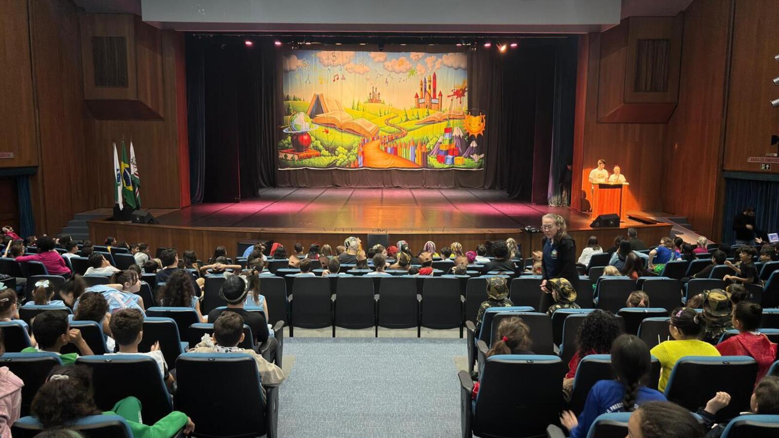 Evento promovido pela Secretaria da Educação reuniu centenas de estudantes e destacou o ensino de inglês e o programa Ler é Legal